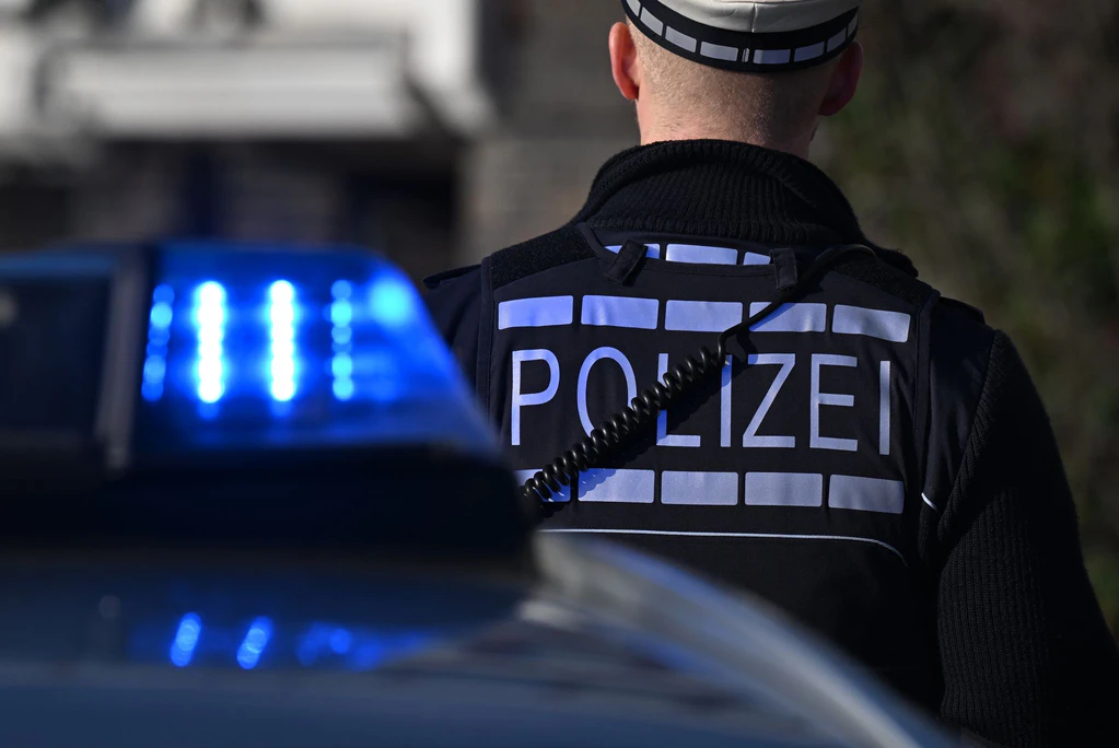 Zu einem Lkw-Unfall mit zwei Verletzten wurde die Polizei im Landkreis Heidenheim gerufen. (Symbolbild) — © Bernd Weißbrod/dpa