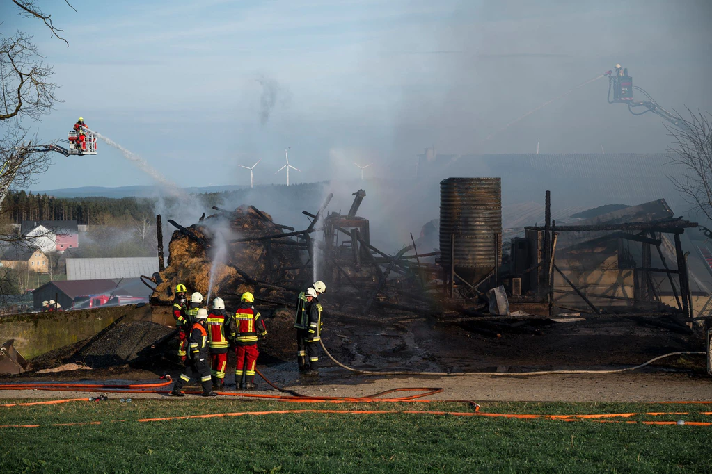 Bei Helmbrechts brennt ein Bauernhof.  — © Daniel Vogl/dpa