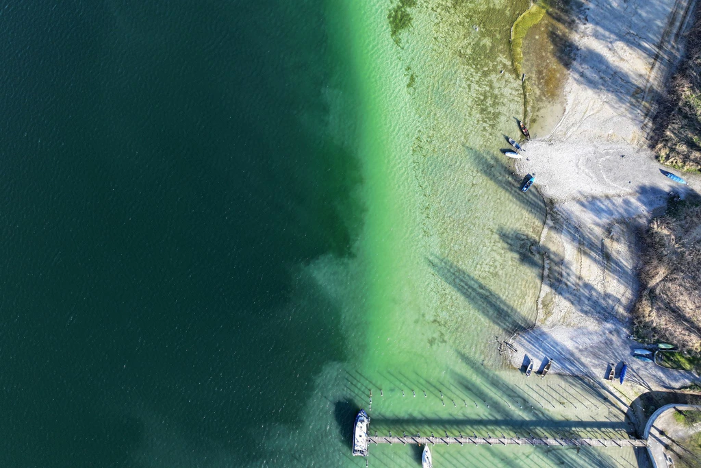 Fehlendes Schmelzwasser und ausbleibender Regen lassen die Pegelstände des Bodensees sinken.  — © Felix Kästle/dpa