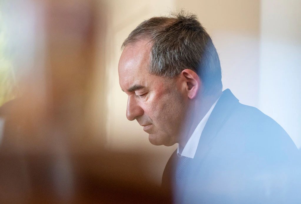 Freie-Wähler-Chef Hubert Aiwanger musste am Ende einsehen, dass seine Kritik an den Schuldenplänen im Bund keine politische Relevanz hat. Wäre er dabei geblieben, hätte Ministerpräsident Markus Söder (CSU) die Koalition mit den Freien Wählern platzen lassen.  — © Peter Kneffel/dpa