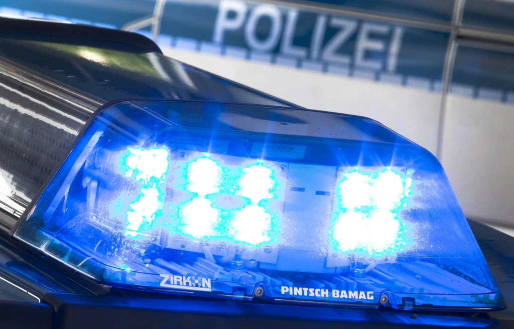 Die Polizei nahm mehr als 200 Personalien von diebischen Fußball-Fans auf. (Symbolbild) — © Friso Gentsch/dpa