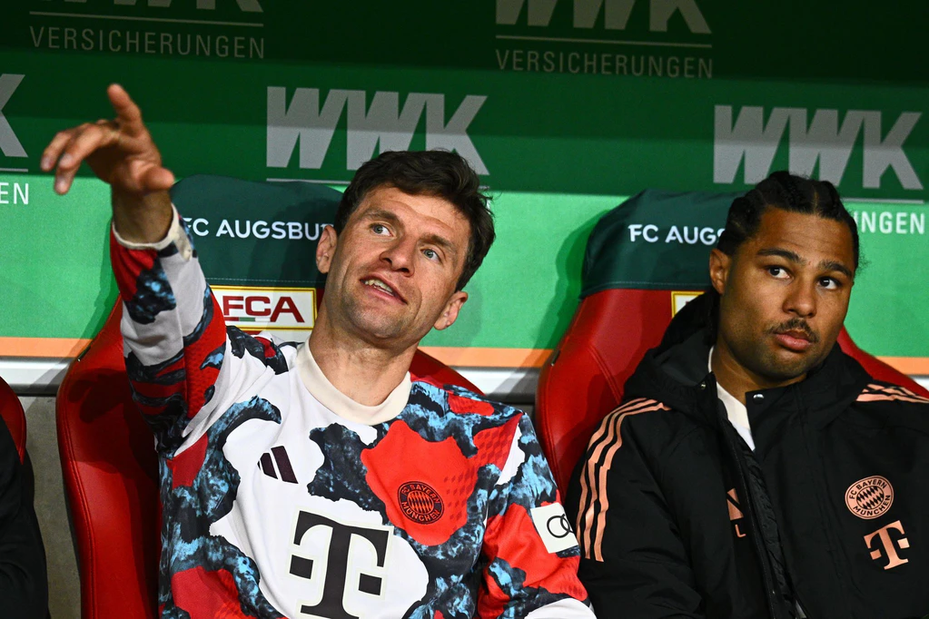 Anfangs wieder auf der Bank: Thomas Müller (l). — © Tom Weller/dpa