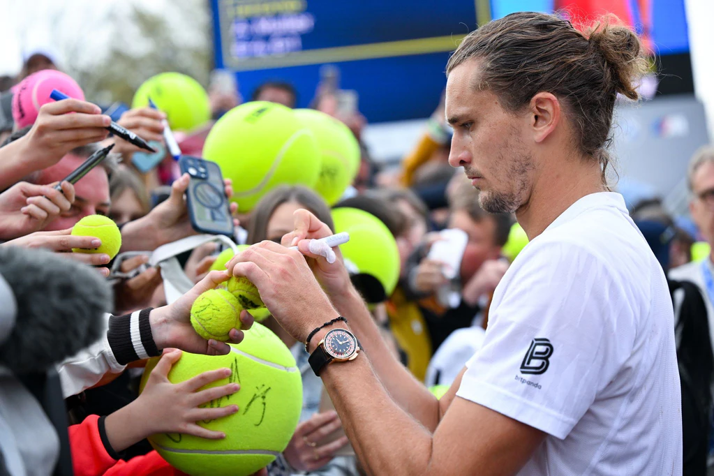 Alexander Zverev schreibt nach seinem Erstrundensieg Autogramme. — © Sven Hoppe/dpa
