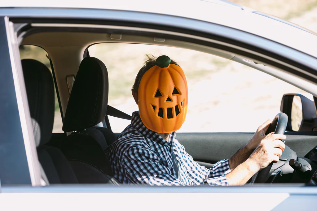 Halloween Kostüm Auto fahren — © David Benito / iStock