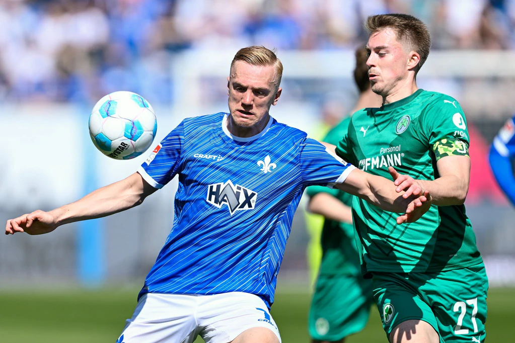 Isac Lidberg (l) schoss das 1:0 gegen die SpVgg Greuther Fürth — © Uwe Anspach/dpa