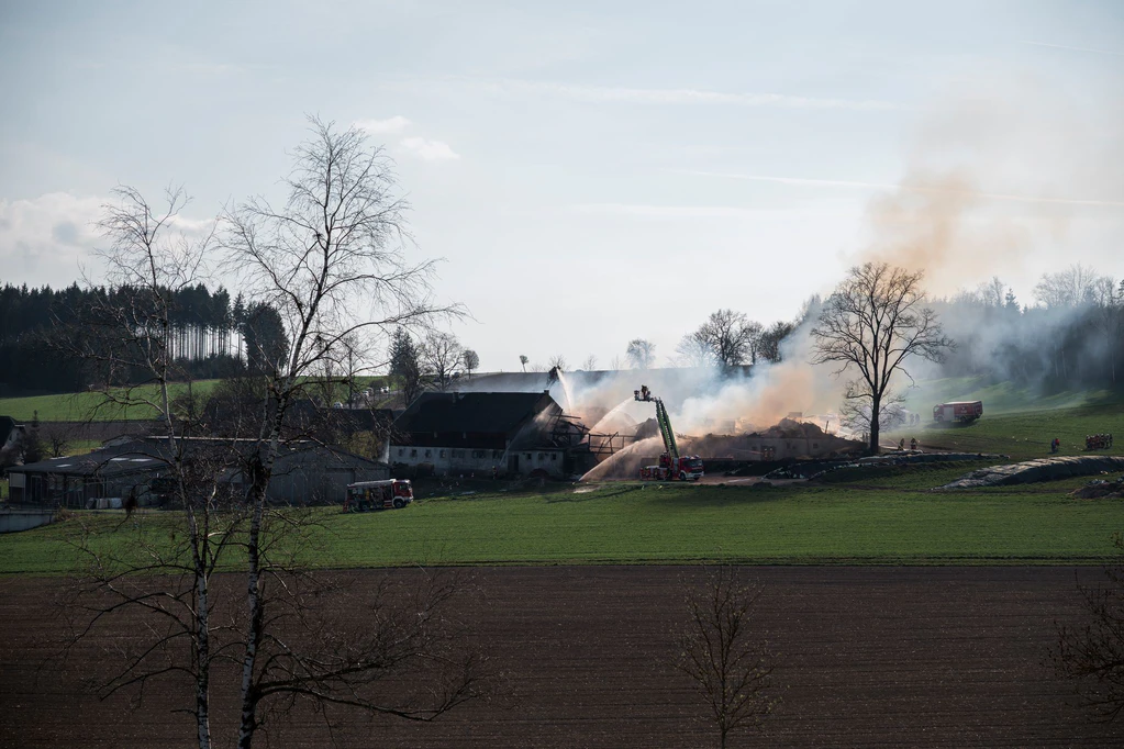 Bei Helmbrechts brennt ein Bauernhof.  — © Daniel Vogl/dpa