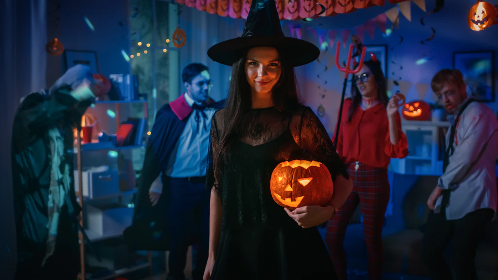 Halloween Kostüm — © gorodenkoff / iStock