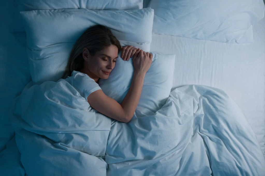 schlafen ins Bett gehen Abend — © Liudmila Chernetska / iStock