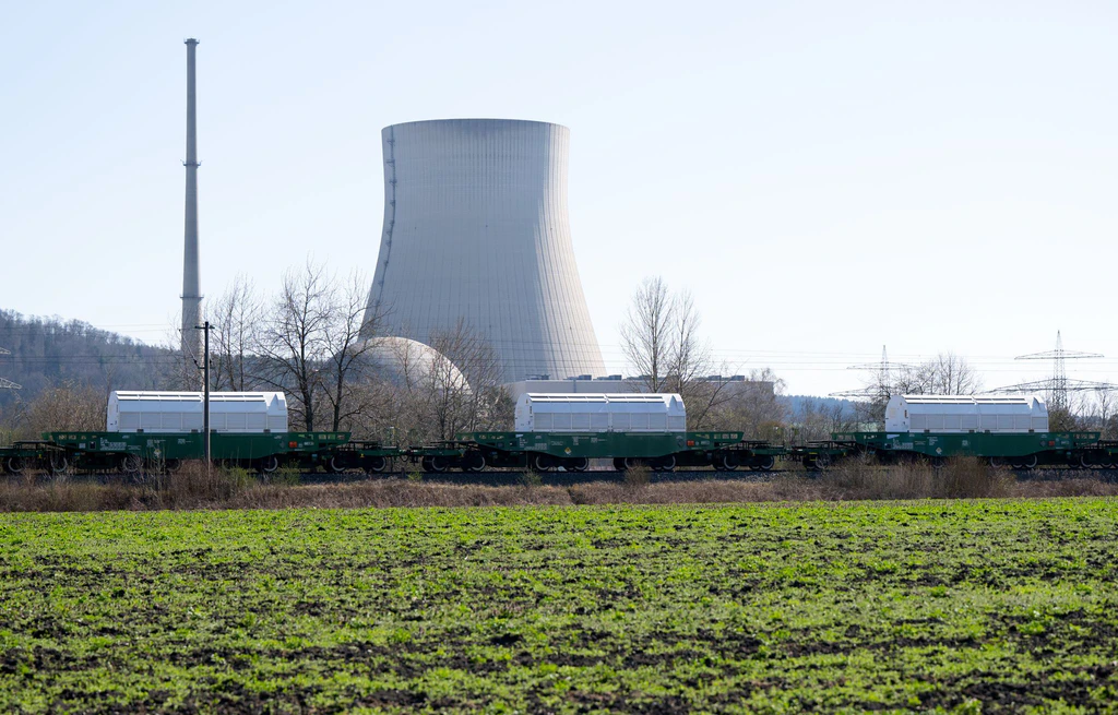 Ein Castor-Zug passiert das still gelegte Kraftwerk Isar im Landkreis Landshut. — © Sven Hoppe/dpa