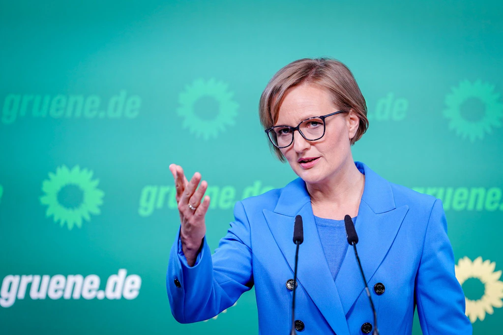 «Das mag in einem Bierzelt lustig sein»: Die Grünen-Vorsitzende kritisiert den Auftritt des CSU-Chefs.  — © Kay Nietfeld/dpa