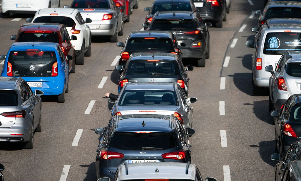 Rund um Ostern kann es voll auf den Autobahnen werden. (Archivbild) — © Marijan Murat/dpa