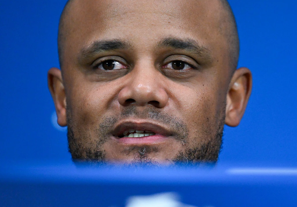 Vincent Kompany bei der Pressekonferenz in Mailand. — © Sven Hoppe/dpa