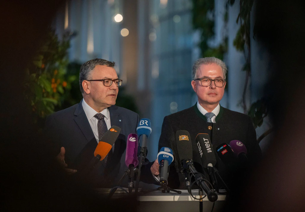 Die Freien Wähler von Hubert Aiwanger hatten sich lange gegen die Zustimmung zum milliardenschweren Finanzpaket von Union und SPD gesträubt. Am Ende ging es aber sehr schnell und sie stellten sich doch hinter die Pläne im Bund.  — © Peter Kneffel/dpa