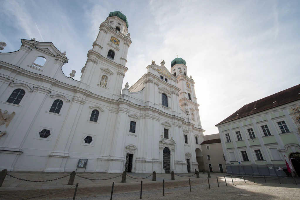 Unterstützer eines abgesetzten Pfarrers aus Niederbayern wollen in Passau demonstrieren. (Archivbild) — © Armin Weigel/dpa