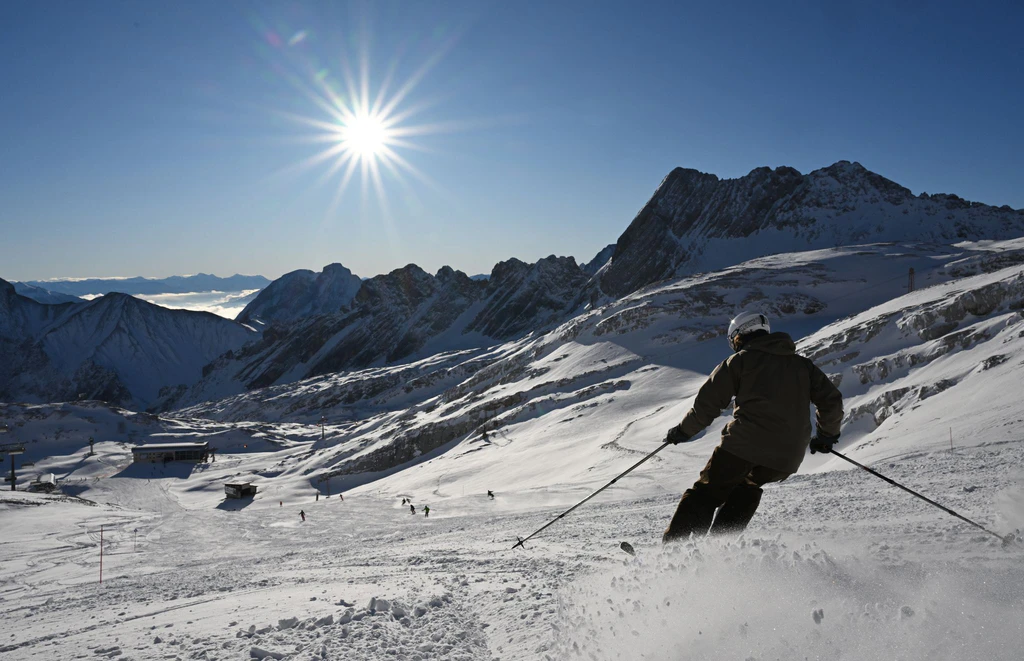 Wintersportler können an der Zugspitze noch bis Anfang Mai ihre Schwünge ziehen. (Archivbild) — © Angelika Warmuth/dpa
