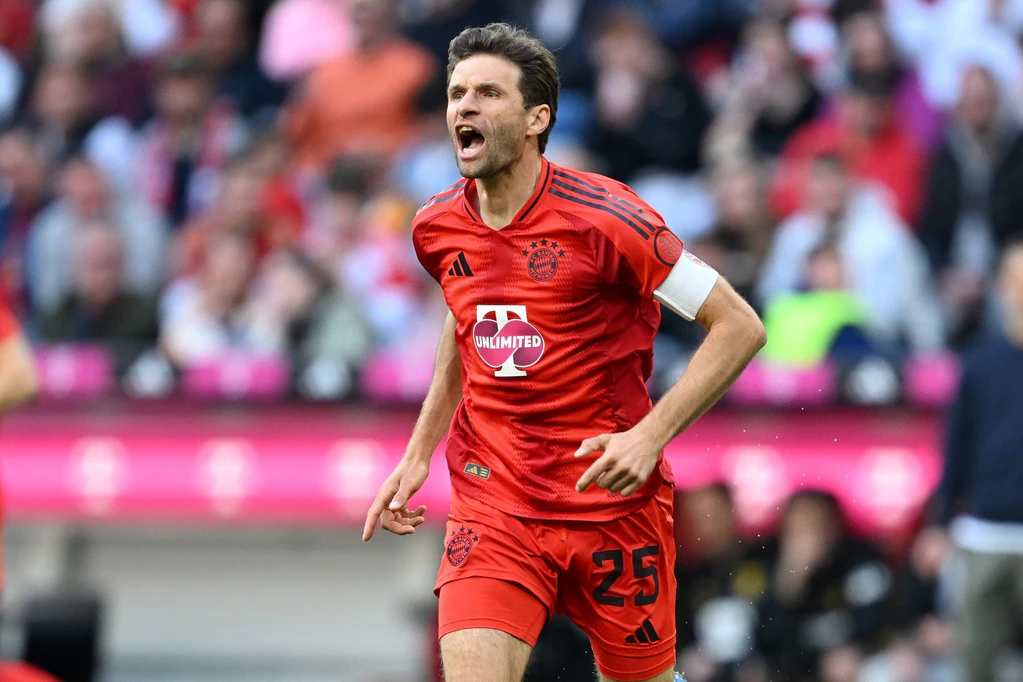 Thomas Müller führte die Bayern gegen Dortmund als Kapitän an.  — © Sven Hoppe/dpa