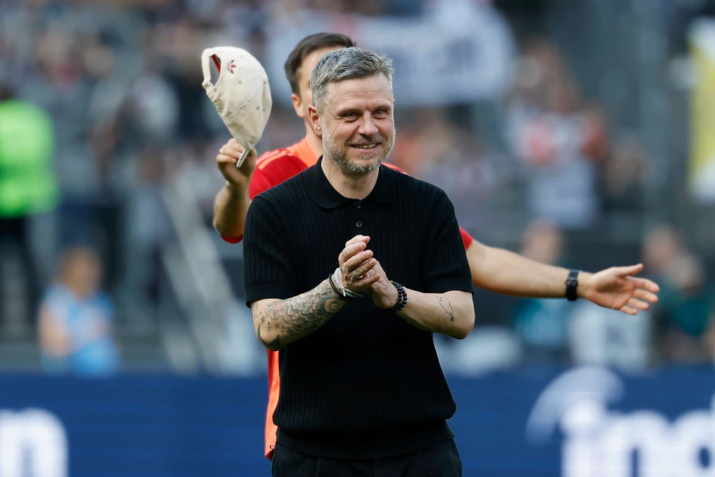 Hat die deutsche Meisterschaft fast schon gewonnen: Bayern-Coach Alexander Straus — © Heiko Becker/dpa