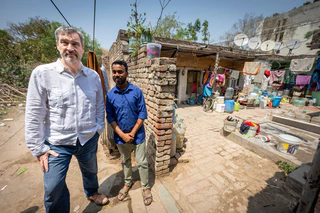 Kinder aus den indischen Slums haben meist keine Chance auf eine Schulbildung - hier hilft das Projekt «Sunshine», welches CSU-Chef Söder während seiner Indienreise besuchte. — © Peter Kneffel/dpa