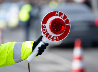 Der tschechische Jäger wurde am Grenzübergang kontrolliert. (Symbolbild) — © Sven Hoppe/dpa