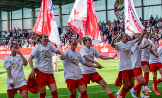 Die Bayern-Frauen bejubeln den Meister-Hattrick. — © Leonie Asendorpf/dpa