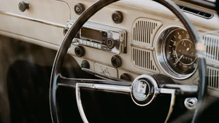 Beitragsbild: Kultfahrzeuge der 70er Jahre VW Käfer — © Bild: Unsplash