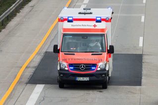 Die Rettungskräfte brachten den Mann in ein Krankenhaus. (Symbolbild) — © Armin Weigel/dpa