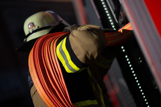 Wegen eines größeren Gebäudebrands rückte die Feuerwehr in Aschaffenburg aus. (Symbolbild) — © Marijan Murat/dpa