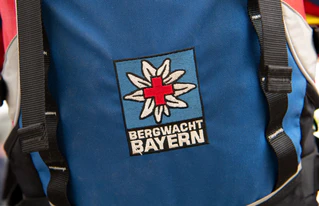 Die Bergwacht rückte zu dem Unfallort aus. (Symbolbild) — © Sven Hoppe/dpa