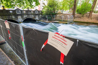 Nach einem schweren Surfunfall ist die berühmte Surfwelle gesperrt.  — © Peter Kneffel/dpa