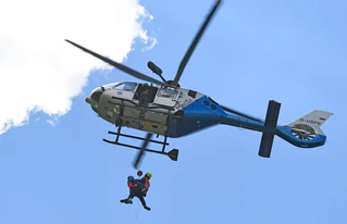 Bergwacht und Polizei holten vier junge Menschen nachts von einem Berg in Oberbayern. (Symbolbild) — © Uwe Lein/dpa