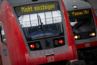 Am Untermain sind demnächst wieder mehr Züge unterwegs. (Symbolbild) — © Peter Kneffel/dpa