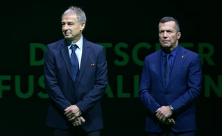 Zwei, die sich wieder mögen: Klinsmann (l) und Matthäus. — © Hendrik Schmidt/dpa