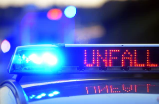 Die 85-Jährige wurde bei dem Unfall schwer verletzt. (Symbolbild) — © Stefan Puchner/dpa