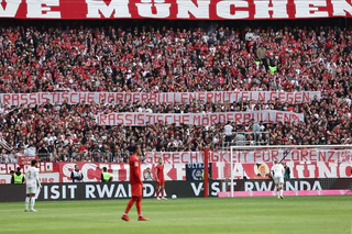 Kritik an der Polizei: Banner im Stadion des FC Bayern  — © Daniel Löb/dpa