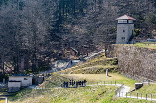 Erhalten geblieben sind das ehemalige Krematorium und ein Wachturm. — © Armin Weigel/dpa