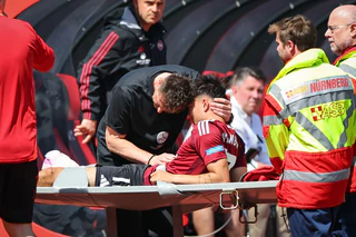 Trainer Miroslav Klose tröstet den verletzten Jens Castrop. — © Daniel Karmann/dpa