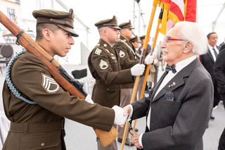 Leon Weintraub (rechts) hat das Konzentrationslager Flossenbürg überlebt und ist zur Gedenkfeier angereist. — © Daniel Karmann/dpa