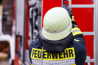 Mehr als hundert Feuerwehrleute wurden laut Polizei zu dem Brand alarmiert. (Symbolbild) — © Philipp von Ditfurth/dpa