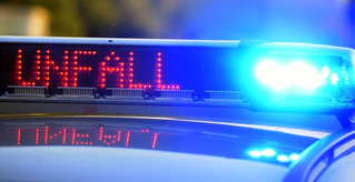 Die Polizei sucht nach dem Unfallverursacher. (Symbolbild) — © Stefan Puchner/dpa