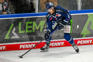 Alex Green bleibt ein Tiger. — © Armin Weigel/dpa