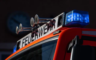 Mit viel Geduld retten Feuerwehrleute eine Entenfamilie. (Symbolbild) — © Marijan Murat/dpa