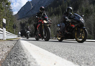 Auf zwei Rädern durch reizvolle Landschaften: Die Motorradsaison in Bayern geht los. — © Angelika Warmuth/dpa