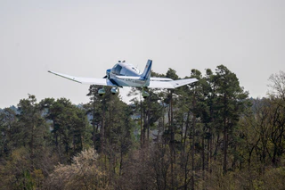 Die meisten Einsätze aufgrund von Waldbrandgefahr flogen die Luftbeobachter 2024 in der Oberpfalz. (Archivbild) — © Pia Bayer/dpa