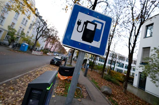 Wie viele öffentliche Ladepunkte es im Vergleich zum Bestand an E-Autos gibt, schwankt je nach Region stark (Archivbild) — © Sven Hoppe/dpa