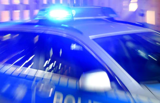 Erst nach 20 Kilometern Verfolgungsfahrt konnte die Polizei am Samstag ein Auto auf der A9 stoppen. (Symbolbild) — © Carsten Rehder/dpa