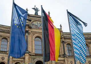 Zum Zeichen der Trauer um Papst Franziskus waren am Tag der Beisetzung des Kirchenoberhaupts die Fahnen vor den staatlichen Dienstgebäuden mit schwarzem Trauerflor versehen.  — © Stefan Puchner/dpa