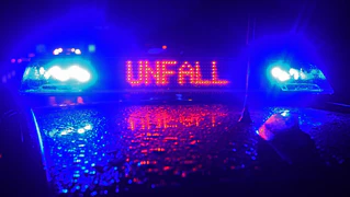 Ein Fahranfänger hat bei Rosenheim einen Unfall mit einem Todesopfer verursacht. (Symbolbild)  — © Stefan Puchner/dpa