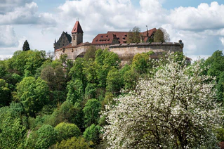 Blick aufs historische Coburg. (Archivbild) — © Daniel Vogl/dpa