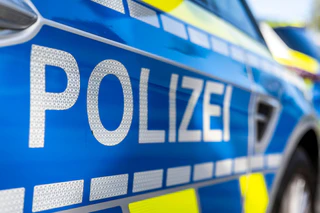 Acht Polizisten wurden bei Demonstrationen und Protestaktionen in Nürnberg verletzt. (Symbolbild) — © David Inderlied/dpa