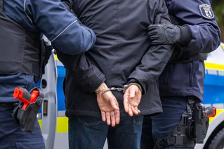 Das SEK umstellte das Haus des 68-Jährigen und bereitete einen möglichen Zugriff vor. (Symbolbild) — © Monika Skolimowska/dpa